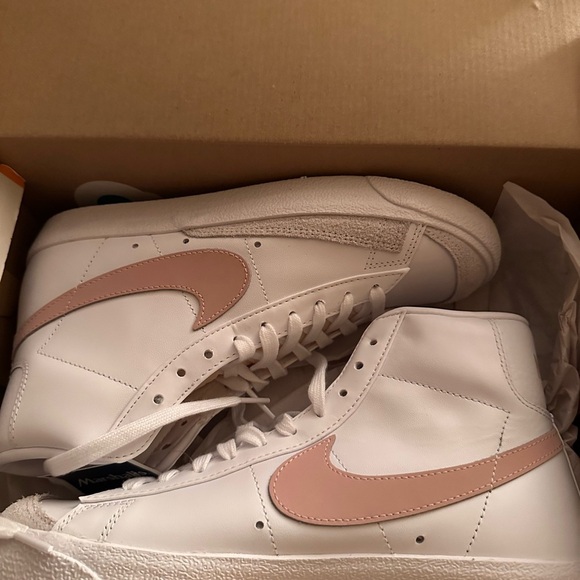 WOMEN'S NIKE BLAZER MID '77 CASUAL SHOES - Picture 3 of 7